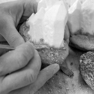Bougie quartz sur son galet de rivière