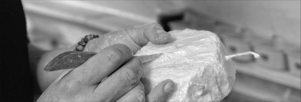 En conclusion, nos ateliers de création de bougies offrent bien plus qu'une simple activité : ils sont une porte ouverte sur un monde où l'art rencontre l'artisanat, où chaque création est une découverte, et où la passion pour les bougies est le lien qui unit tous les participants. Nous vous invitons à vous inscrire à l'un de nos ateliers pour transformer votre vision en réalité et pour créer des bougies qui illumineront votre monde de manière unique et personnalisée. Venez découvrir la magie de créer une bougie qui vous ressemble, et laissez « Les Lueurs de Cassiopée » vous guider à chaque étape.